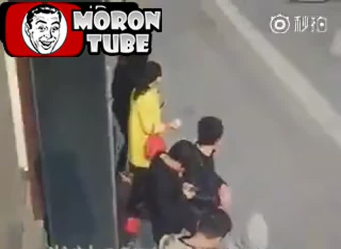 Video :At a bus stop, the driver of a small vehicle viciously runs into many people